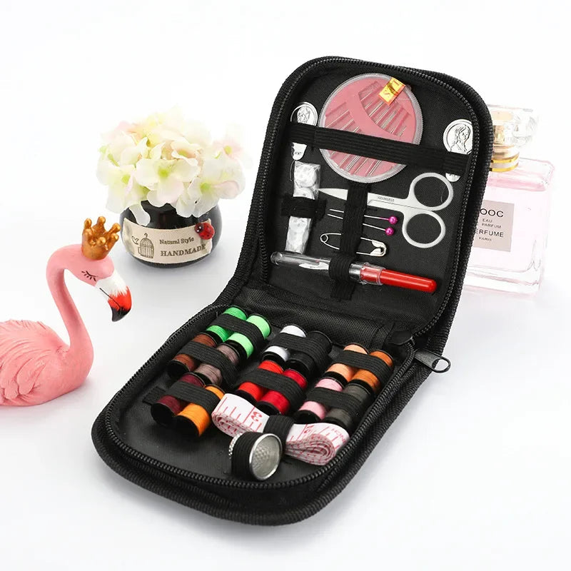 Kit Complet de Couture avec Fils, Aiguilles, Ciseaux, Mètre Ruban, Boutons - Set de Couture Portable pour DIY, Broderie, et Travaux Manuels BLACKBEARD OUTDOOR INDUSTRIES