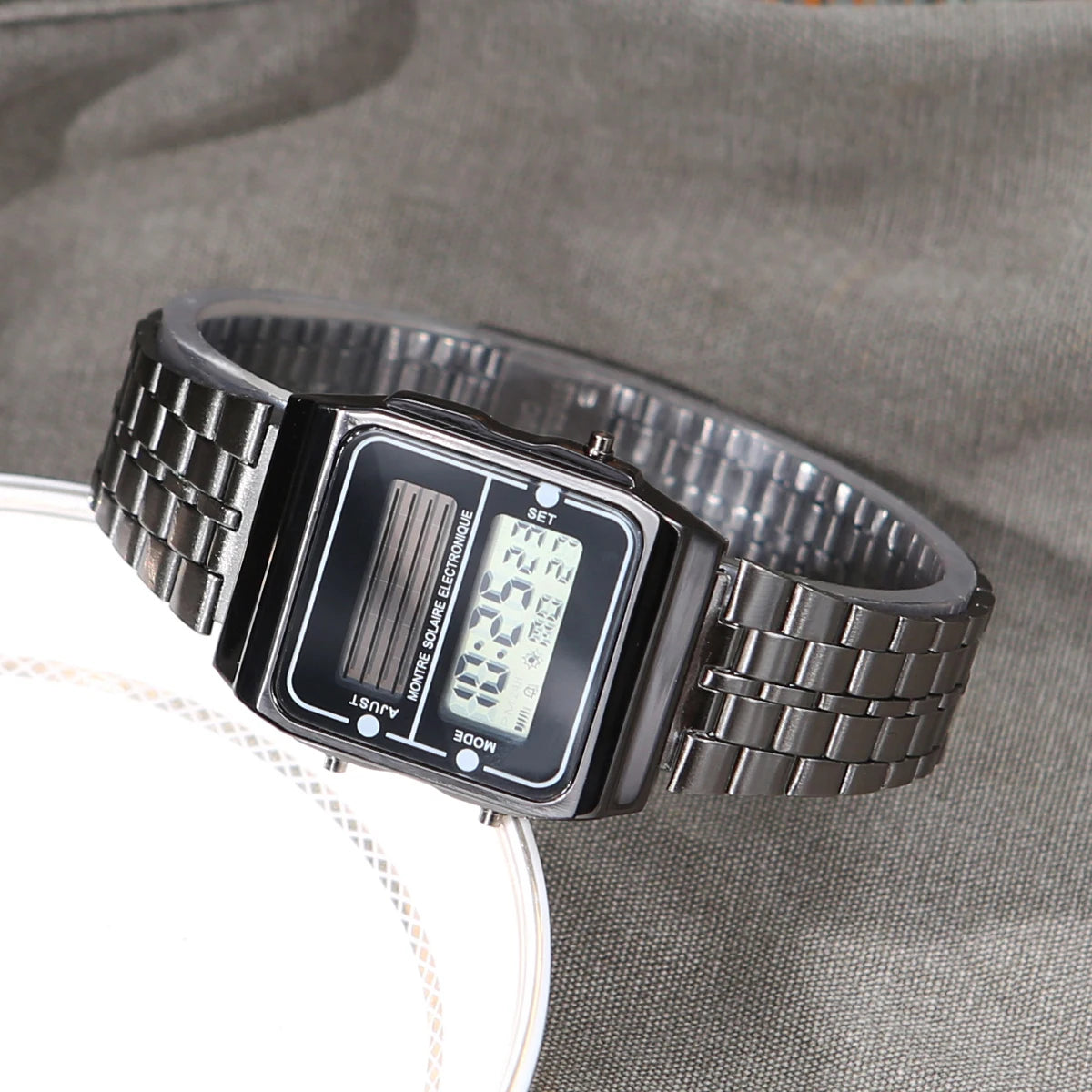 Montre Électronique Solaire Tactique – Carré Compact Unisexe - BLACKBEARD OUTDOOR INDUSTRIES