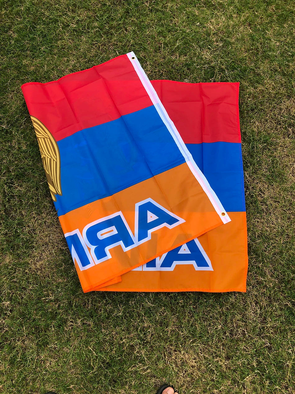 Drapeau National de l'Arménie avec Emblème National - 90x150 cm - Polyester - Drapeau Suspendu pour Décoration BLACKBEARD OUTDOOR INDUSTRIES