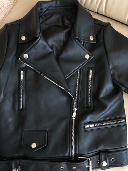Blouson Biker Femme Noir en Similicuir - Court, Coupe Ajustée avec Ceinture