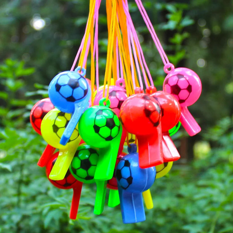 20 Pièces de Sifflet en Forme de Ballon de Football – Sifflet en Plastique Coloré pour Enfants, Cadeaux de Fête d'Anniversaire, Petits Souvenirs pour Invités - BLACKBEARD OUTDOOR INDUSTRIES