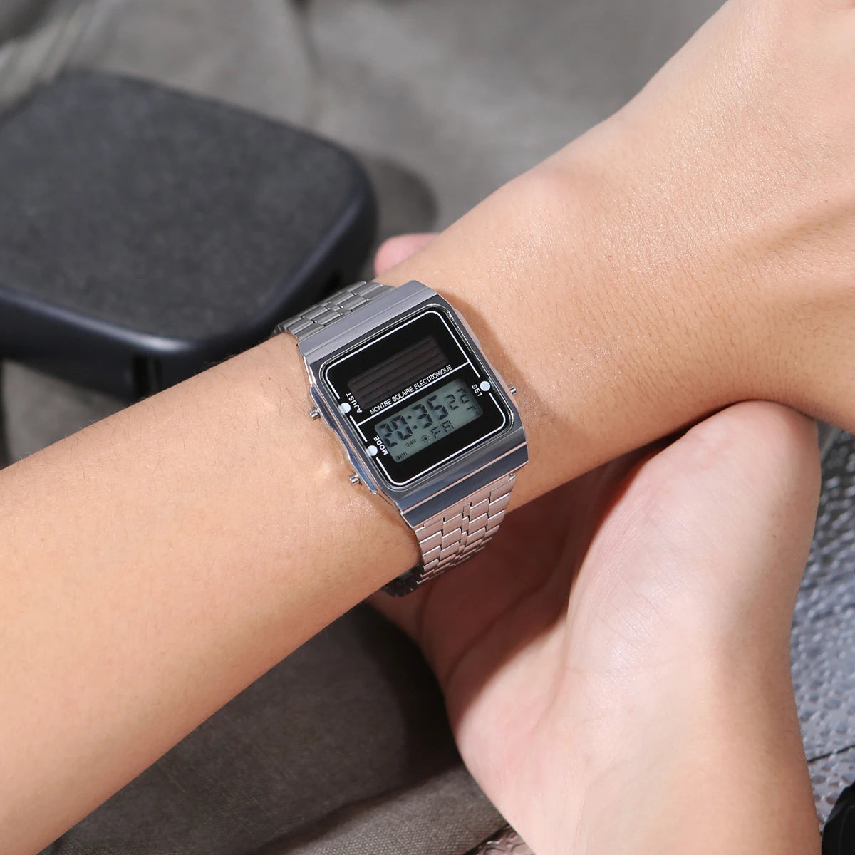 Montre Électronique Solaire Tactique – Carré Compact Unisexe - BLACKBEARD OUTDOOR INDUSTRIES