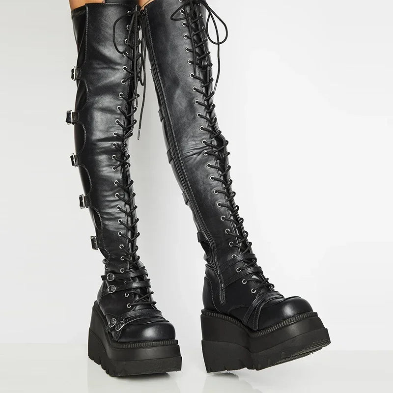 Bottes gothiques femme cuissardes à plateforme