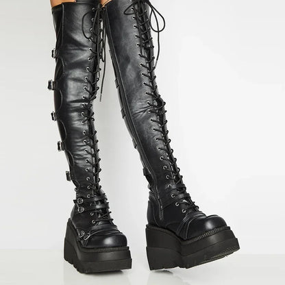 Bottes gothiques femme cuissardes à plateforme