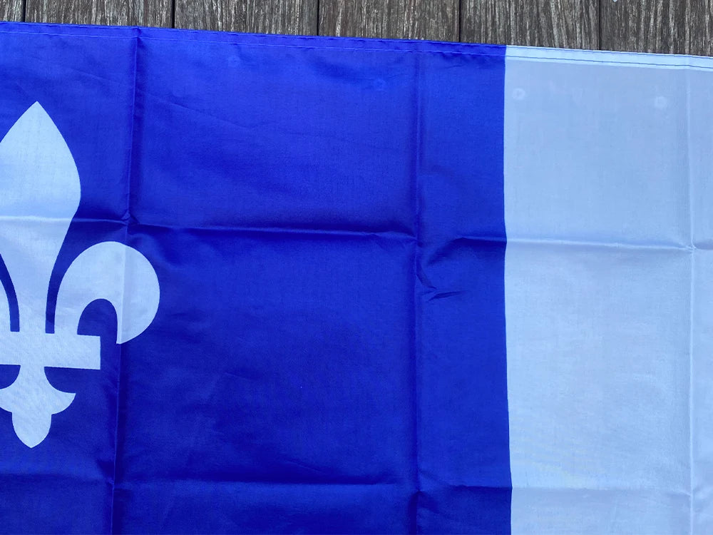 Drapeau du Québec – Fleurs de Lis – 90x150 cm – Polyester avec Œillets en Laiton – 3x5 Ft BLACKBEARD OUTDOOR INDUSTRIES