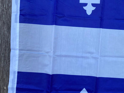 Drapeau du Québec – Fleurs de Lis – 90x150 cm – Polyester avec Œillets en Laiton – 3x5 Ft BLACKBEARD OUTDOOR INDUSTRIES