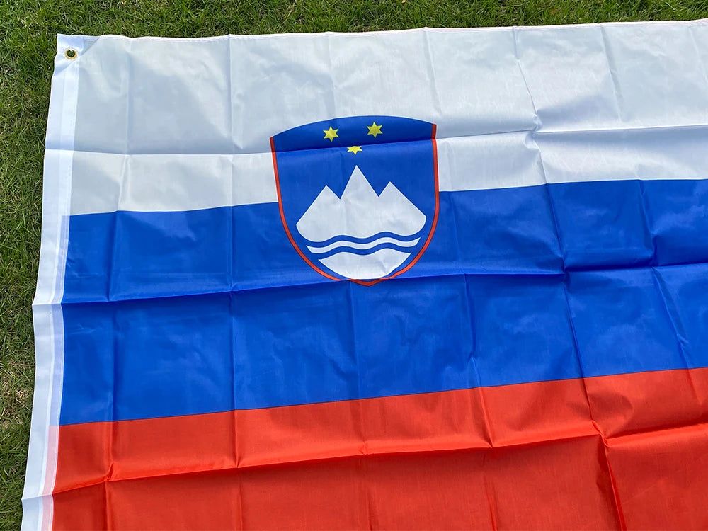 Drapeau de la Slovénie 90x150 cm – Bannière en Polyester pour Décoration (Intérieur et Extérieur) BLACKBEARD OUTDOOR INDUSTRIES