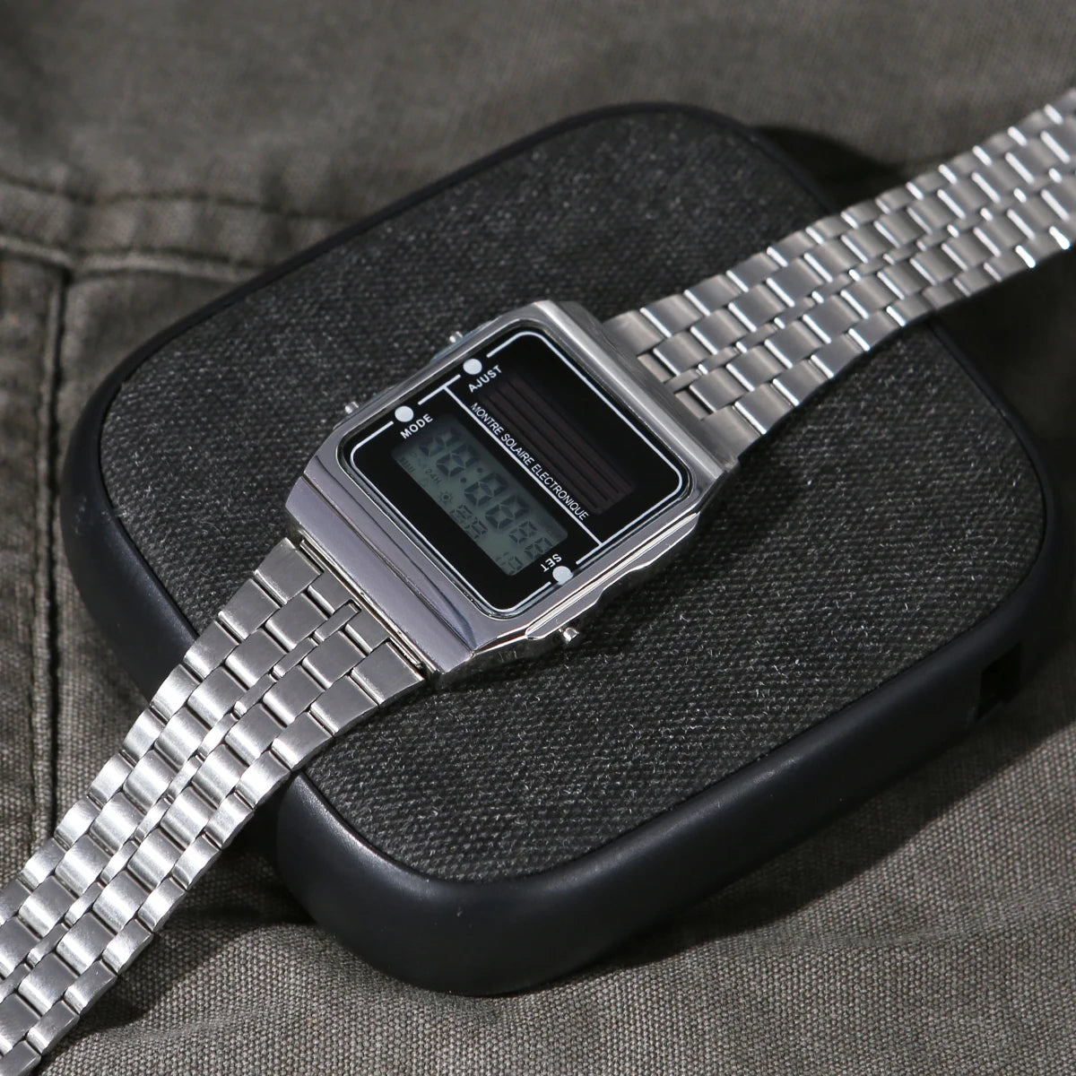 Montre Électronique Solaire Tactique – Carré Compact Unisexe - BLACKBEARD OUTDOOR INDUSTRIES