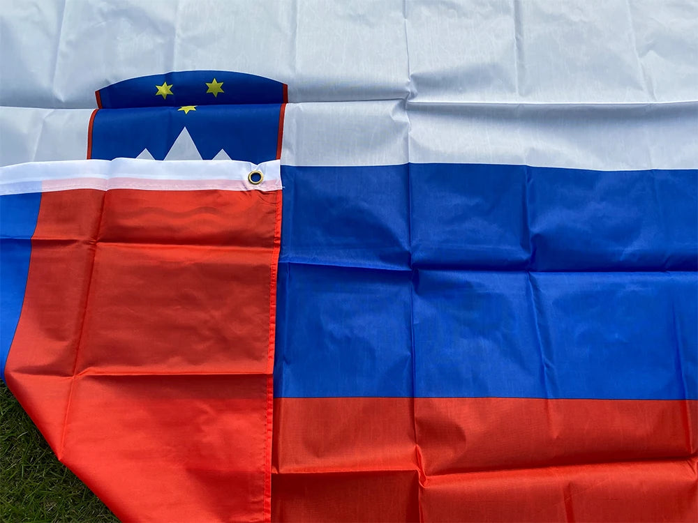 Drapeau de la Slovénie 90x150 cm – Bannière en Polyester pour Décoration (Intérieur et Extérieur) BLACKBEARD OUTDOOR INDUSTRIES