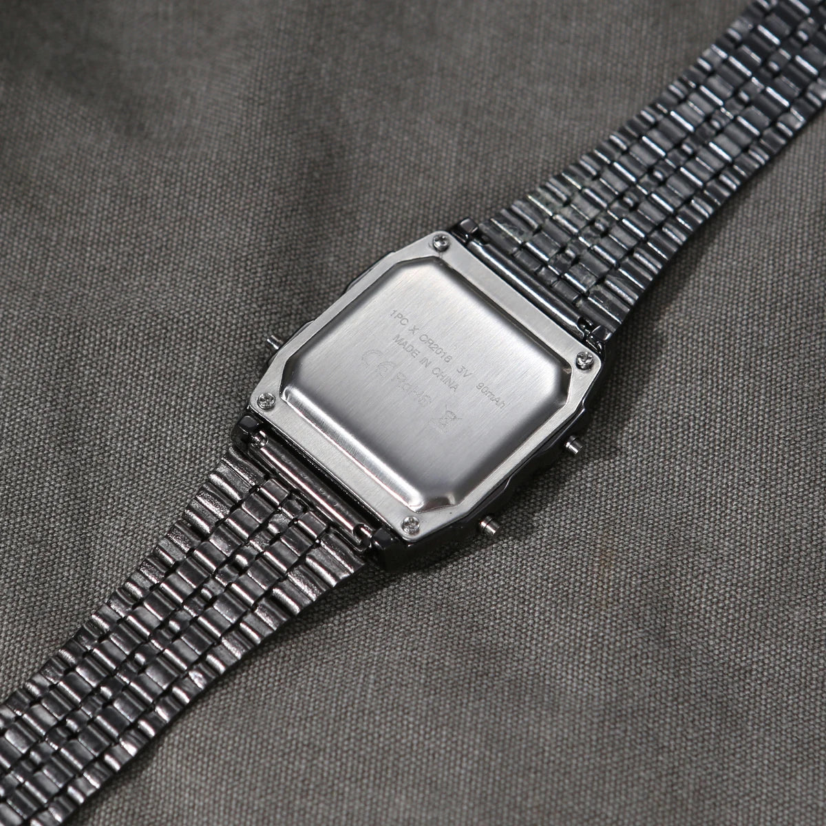 Montre Électronique Solaire Tactique – Carré Compact Unisexe - BLACKBEARD OUTDOOR INDUSTRIES