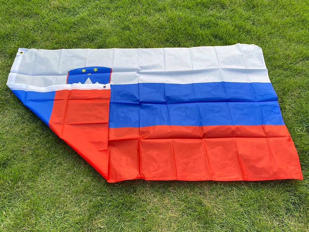 Drapeau de la Slovénie 90x150 cm – Bannière en Polyester pour Décoration (Intérieur et Extérieur) BLACKBEARD OUTDOOR INDUSTRIES