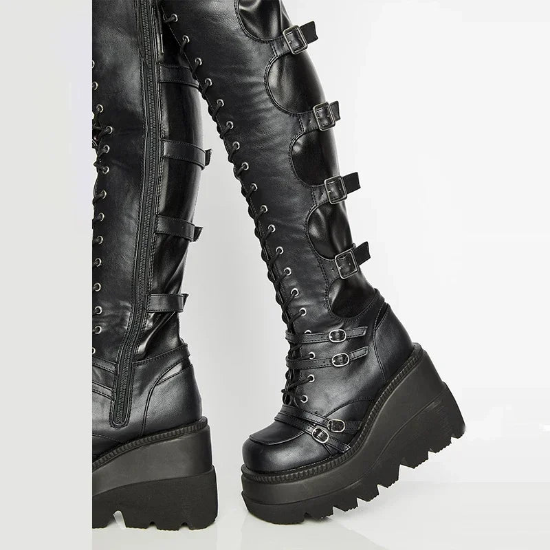 Bottes gothiques femme cuissardes à plateforme