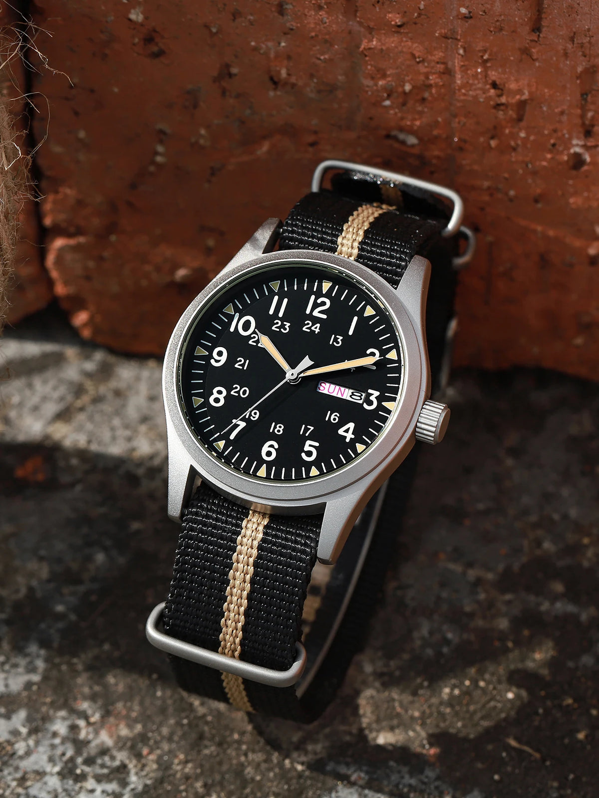 Montre de terrain K7105 – 38 mm, bracelet nylon et aiguilles lumineuses