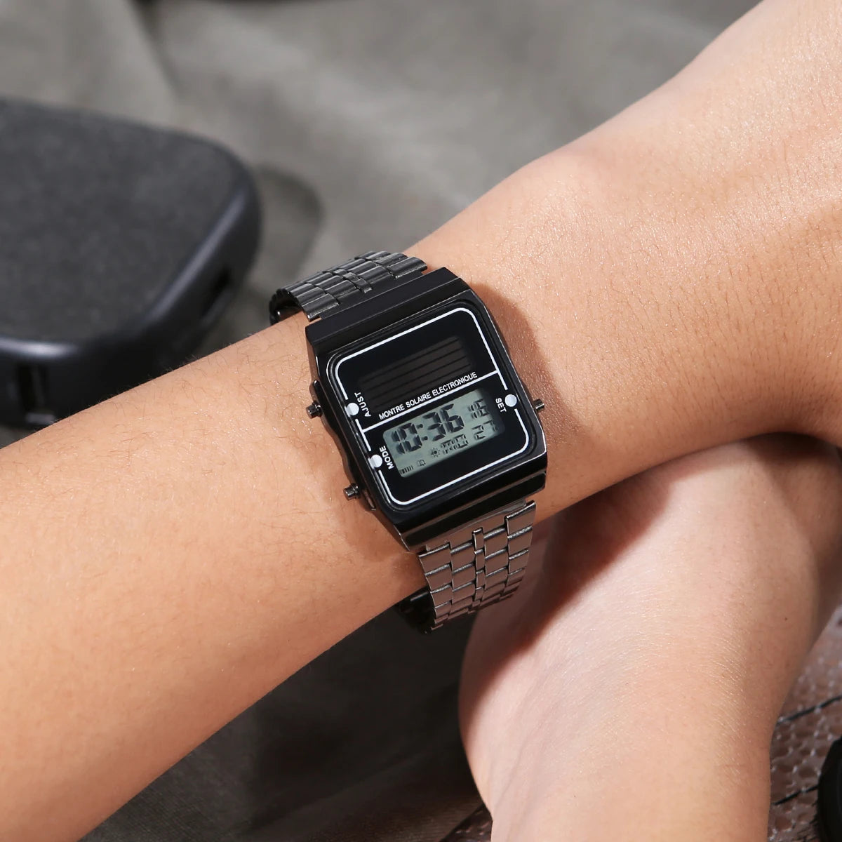 Montre Électronique Solaire Tactique – Carré Compact Unisexe - BLACKBEARD OUTDOOR INDUSTRIES