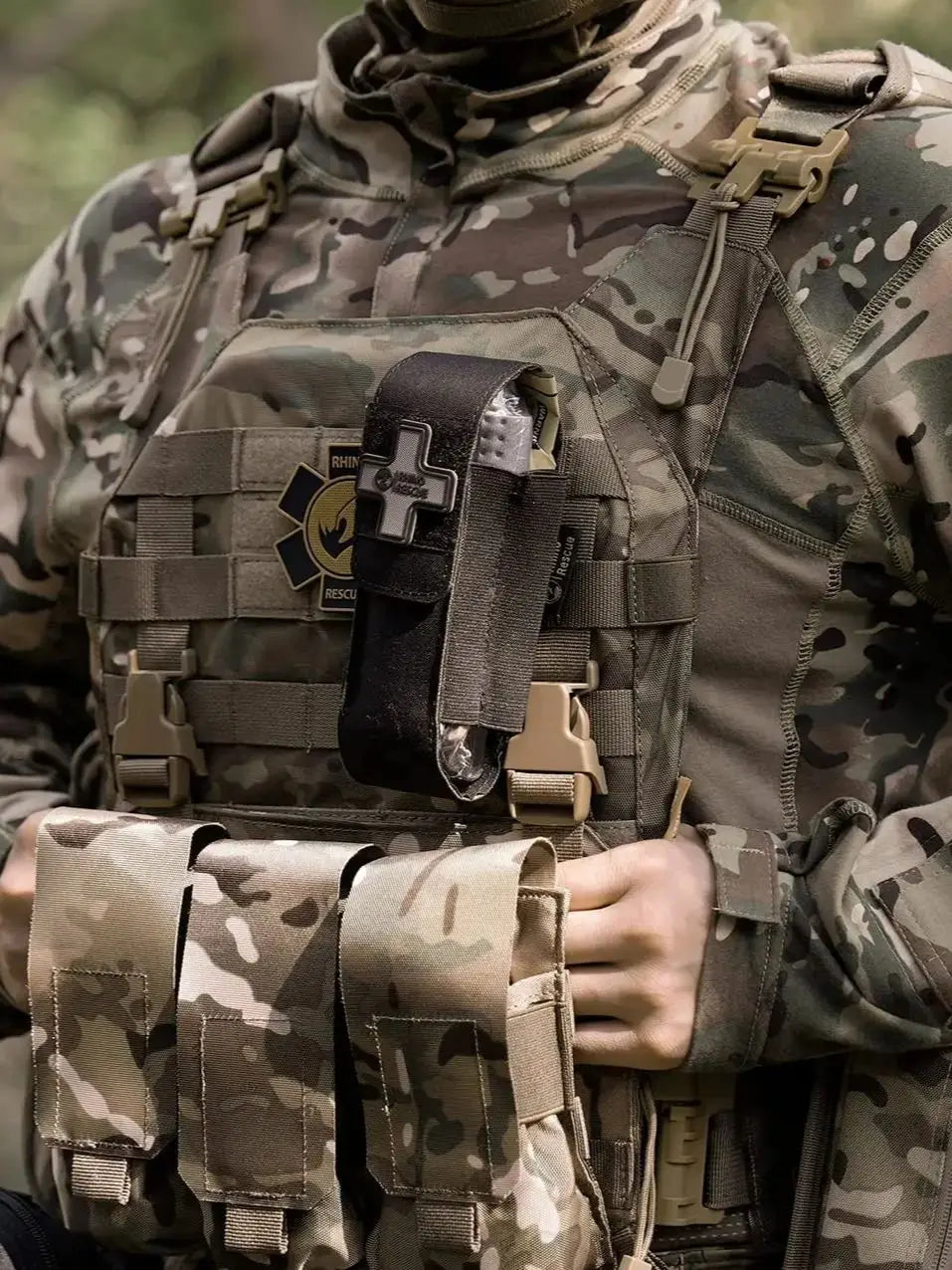 RHINO RESCUE - Housse de Tourniquet avec Tourniquet Métallique, Ciseaux et Support MOLLE pour Premiers Secours, Idéal pour Camping et Tactiques - BLACKBEARD OUTDOOR INDUSTRIES