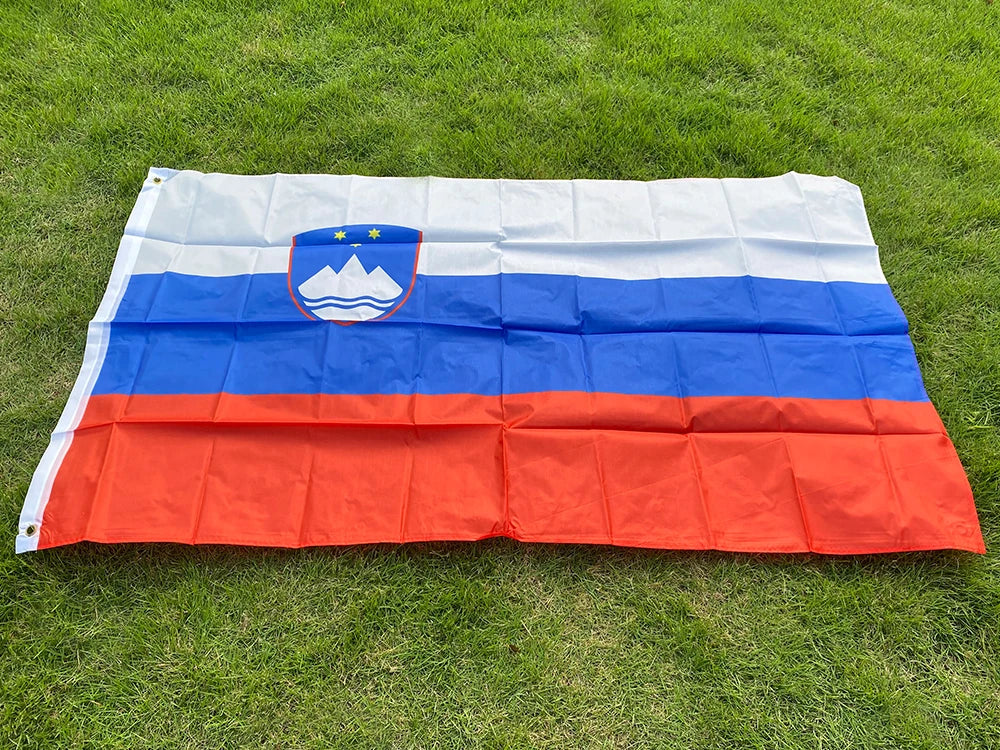 Drapeau de la Slovénie 90x150 cm – Bannière en Polyester pour Décoration (Intérieur et Extérieur) BLACKBEARD OUTDOOR INDUSTRIES
