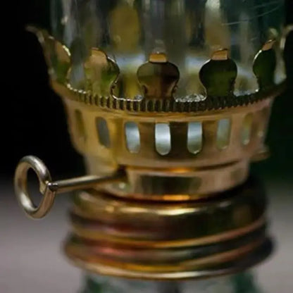 Lampe à Huile Miniature avec Abat-Jour – Lampe de Table Vintage en Verre pour Décoration, Anniversaires, Mariages, Dîner et Éclairage d'Urgence - BLACKBEARD OUTDOOR INDUSTRIES