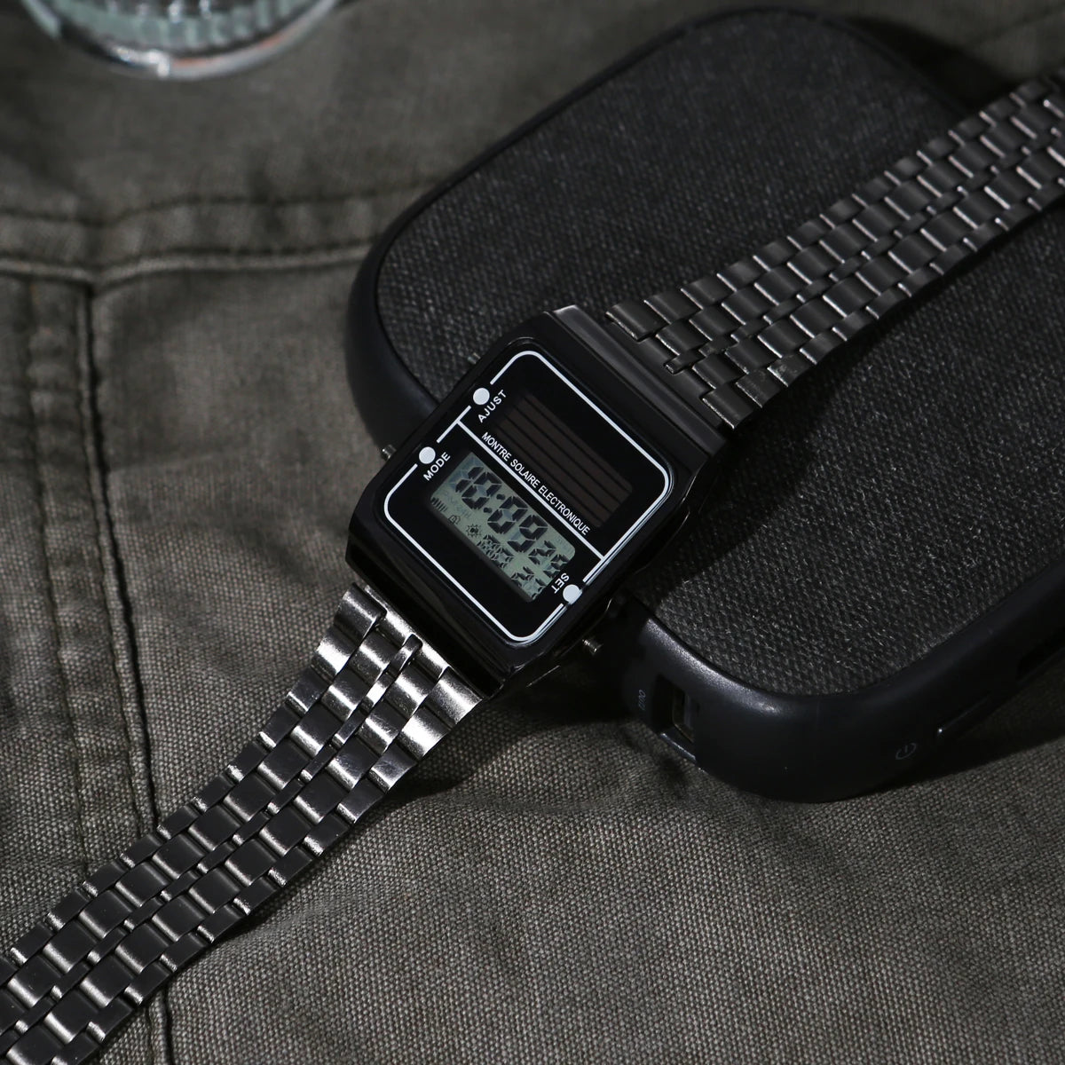 Montre Électronique Solaire Tactique – Carré Compact Unisexe - BLACKBEARD OUTDOOR INDUSTRIES