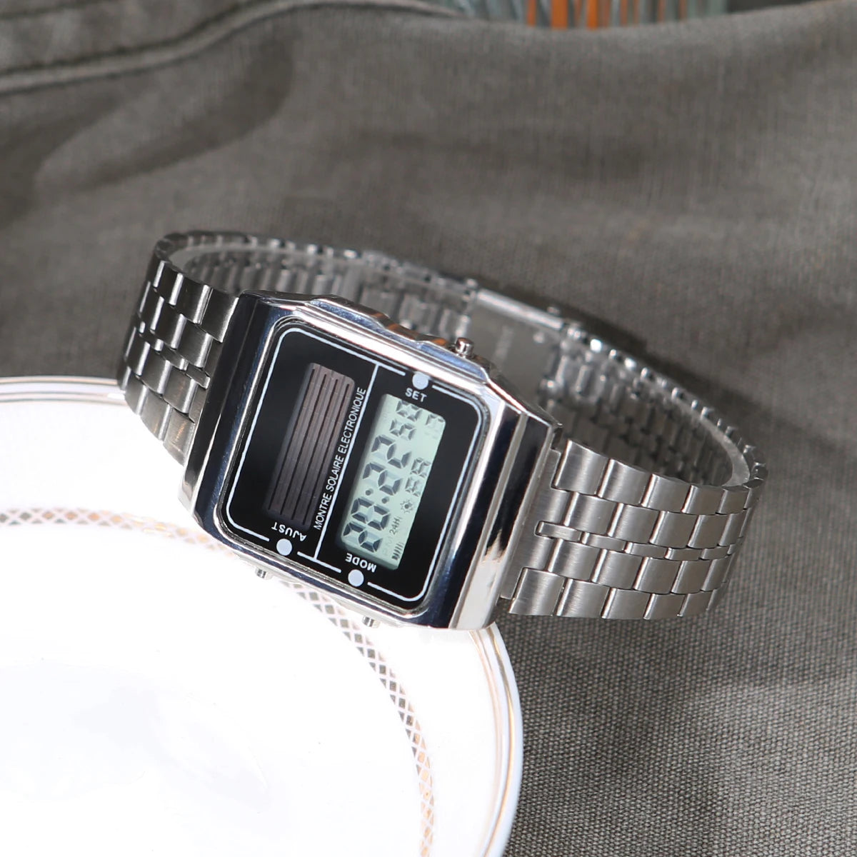 Montre Électronique Solaire Tactique – Carré Compact Unisexe - BLACKBEARD OUTDOOR INDUSTRIES