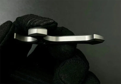 Collier de Protection de Sécurité avec Pendentif Croix - Outil d'Urgence et Défense Personnelle, Portable pour Briser Vitre - BLACKBEARD OUTDOOR INDUSTRIES