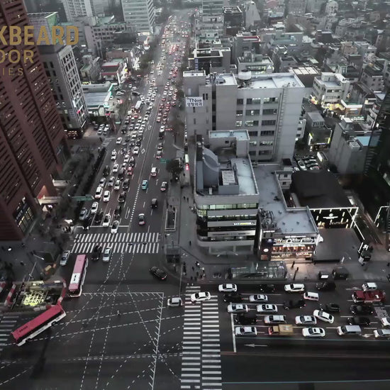 Vidéo promotionnelle du Guardian 360, étui rotatif pour matraque télescopique. L’accessoire est présenté en gros plan, noir en ABS robuste, fixé sur une ceinture via un paddle. Démonstration de sa rotation complète à 360° avec 16 positions de verrouillage et d’un dégainage rapide de la matraque. Mise en avant de son design tactique, destiné aux forces de l’ordre, agents de sécurité et amateurs de self-défense.